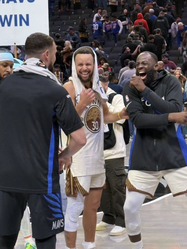 kaiyun-老伙计！库里、克莱、追梦赛后场边聚首 三人有说有笑非常开心