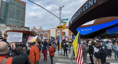 开云-篮网主场首战涌现大批抗议者 人群高喊：支持欧文！